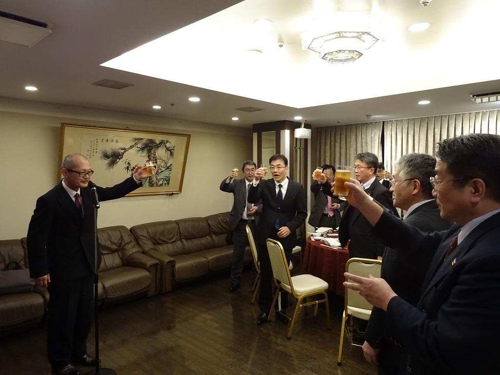 2.高知縣大阪事務所長濱渦達也代表與會人士致詞並領導乾杯