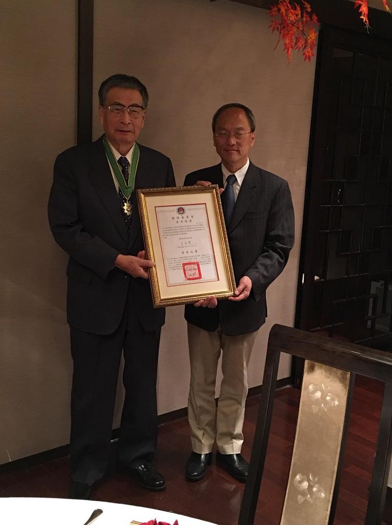 3.僑務委員會吳委員長新興頒贈「華僑之友榮譽章」予名古屋市議會日台友好議員連盟前會長櫻井治幸先生