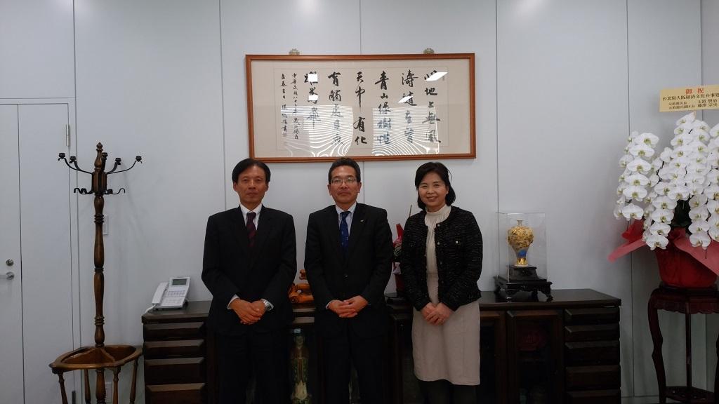 陳處長(左)接見三重縣國際略課小倉康彥課長(中)及該縣大阪事務所湯淺真子所長