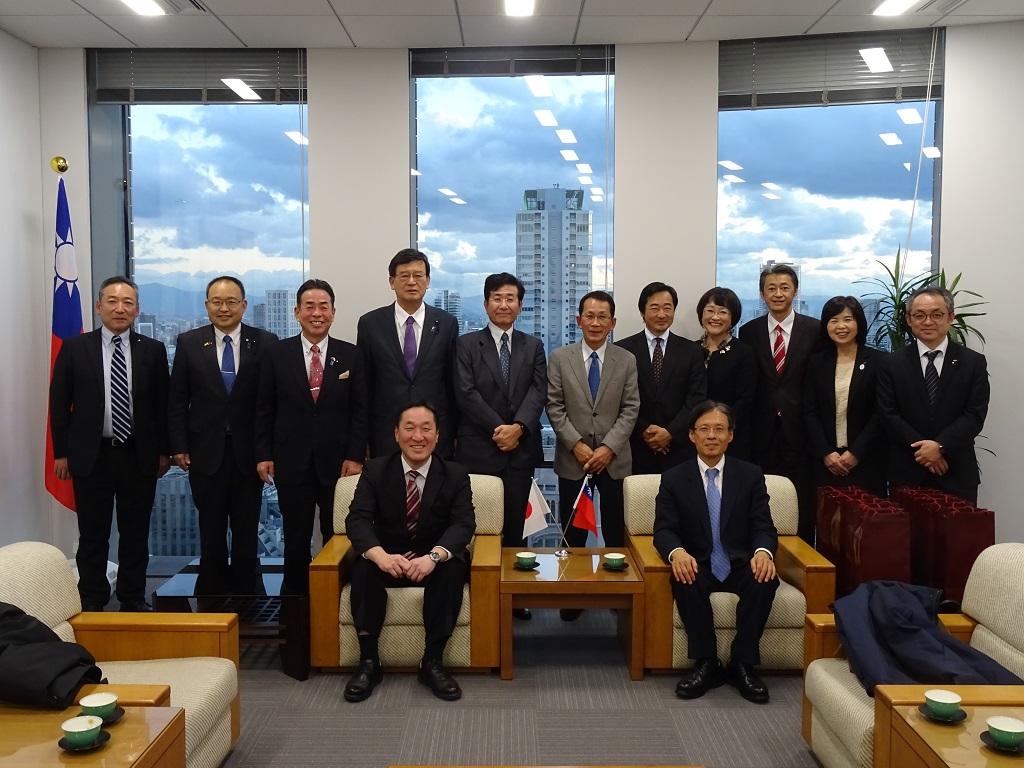 駐大阪辦事處陳處長訓養與三重縣議會日台議連會長中嶋年規（左）及議員等一行合影留念