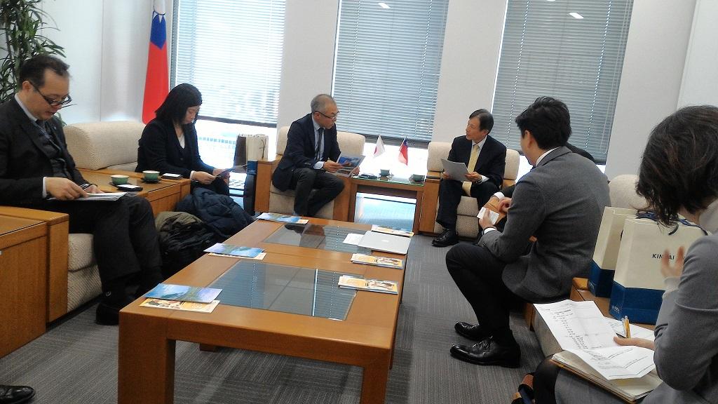 1.駐大阪辦事處陳處長訓養(中右)與近畿大學總務部世耕石弘部長(中左)會談照