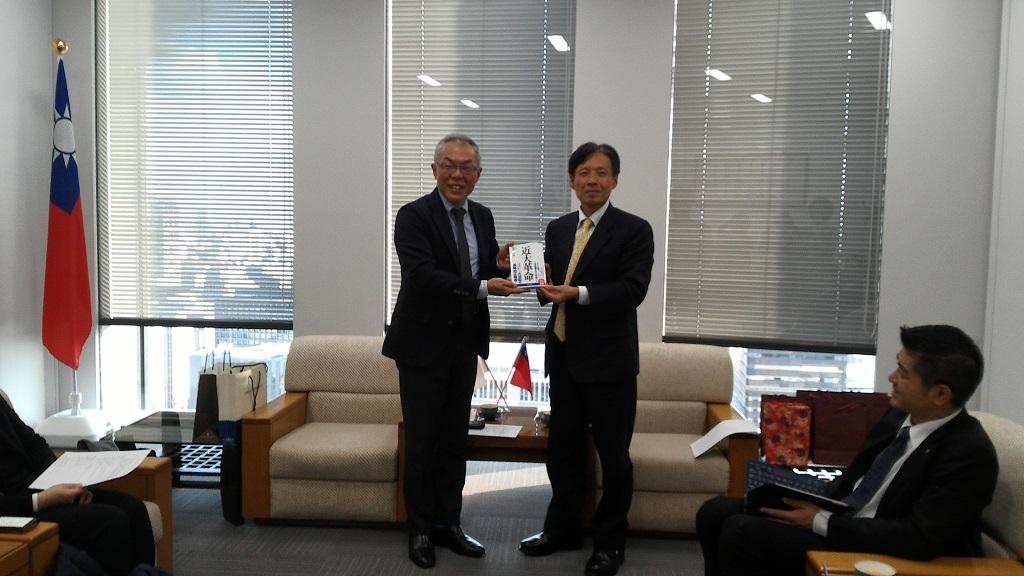 2.近畿大學總務部世耕石弘部長(左)贈送書籍給陳處長訓養(右)照片