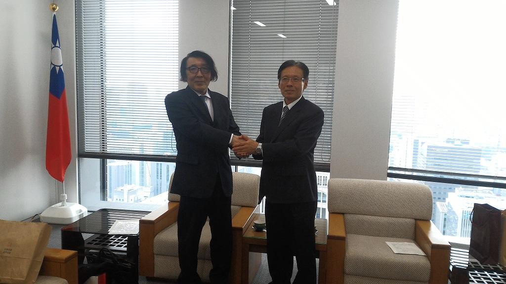 2.駐大阪辦事處陳處長訓養(右)與縣立廣島大學中村健一校長(左)合照