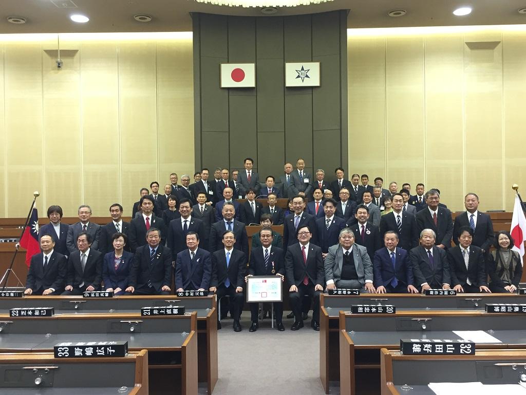 5.陳訓養處長(前排左六）、洪英傑副處長(前排右六）、遠藤富士雄會長（前排中）與全體議會及尾花正啟市長等合照