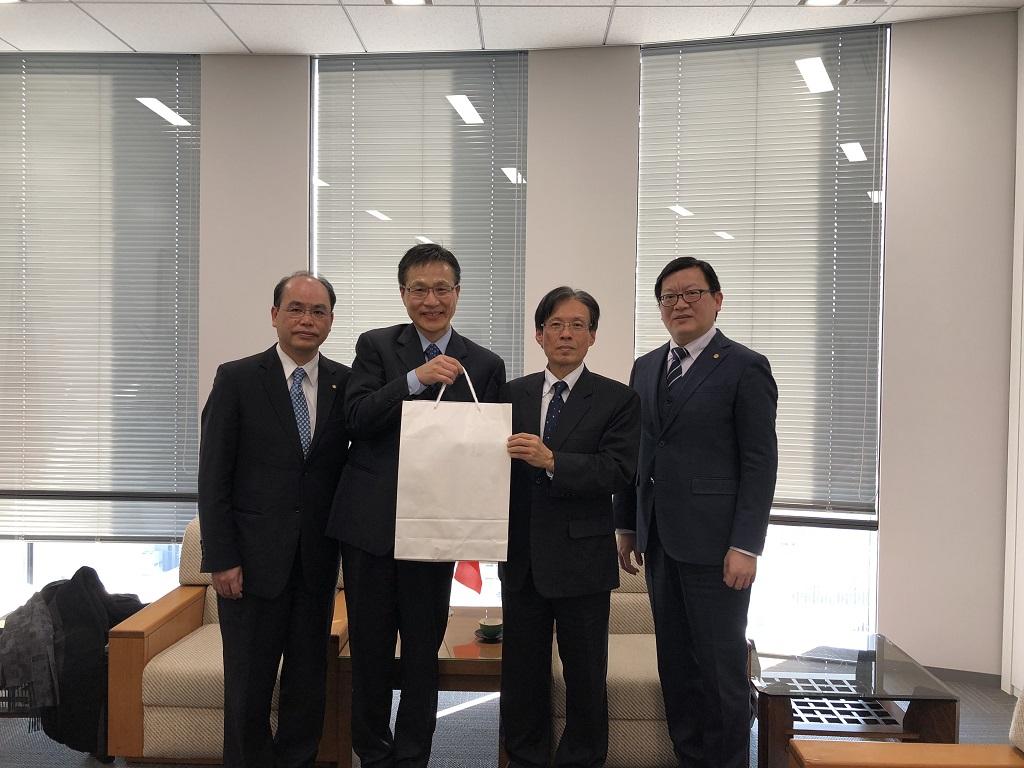 華航大阪支店長丘偉端(左1)、華航日本支社長張明瑋(左2)陳處長(右2)