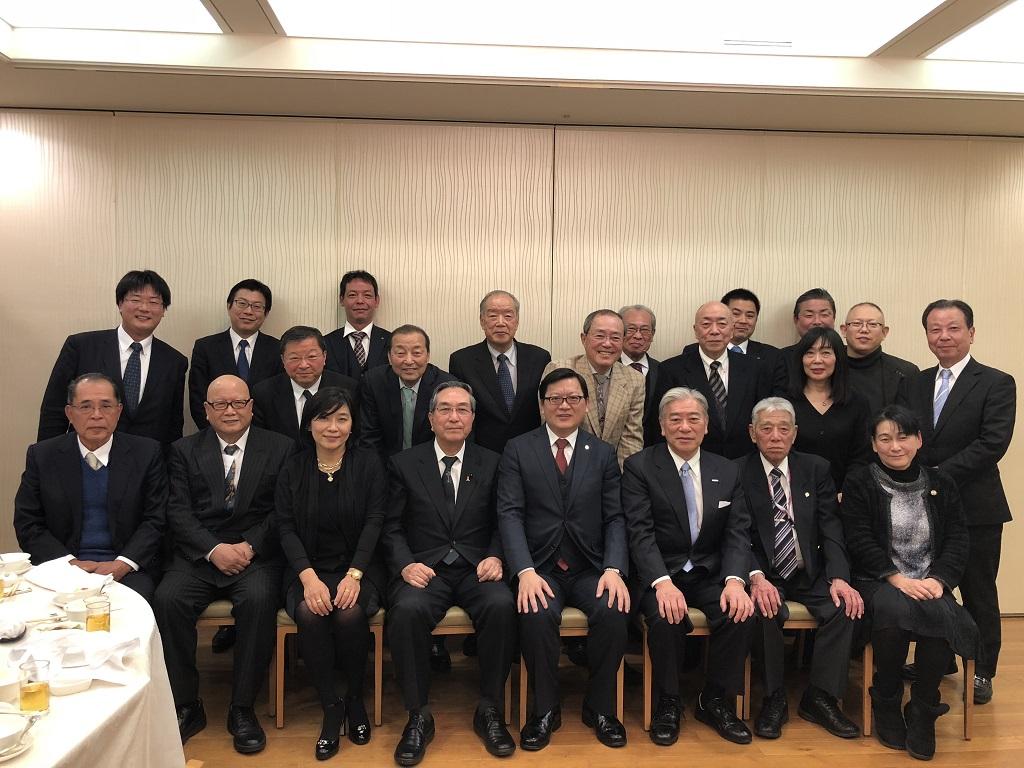 洪副處長（右四）、山木靖雄會長（左四）