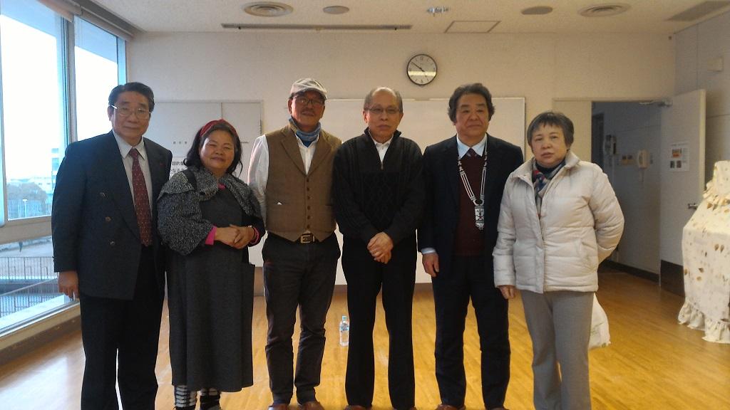 2.主辦單位下村作次郎(右二)教授夫婦與作家夏曼藍波安先生(左三)夫婦等合照