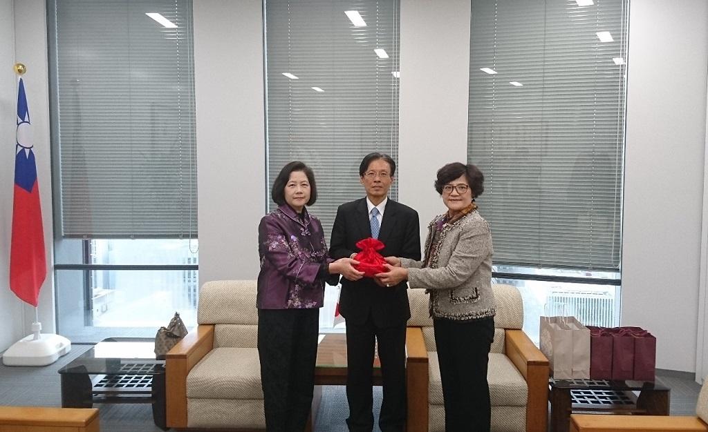 3.駐大阪辦事處陳處長監交大阪中華總會婦女會黃前會長煜宜(右一)與新任會長葉山裕子(左一)交接印信