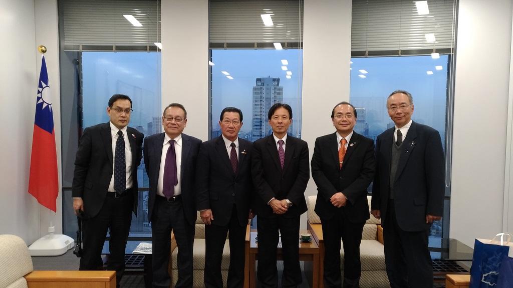 陳處長(右三) 與遠藤德島市長(右二) 、阿波舞南大阪連井上理事(右一) 及德島縣日華親善協會井上會長(左三) 、久積副會長(左二)及谷口事務局長等人合影