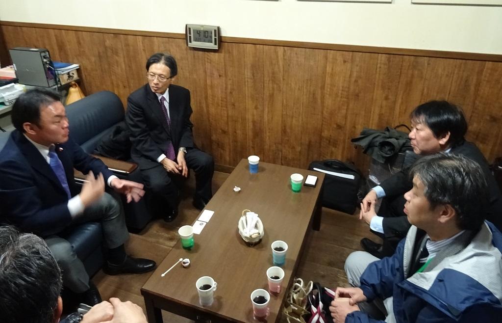 3.陳處長與鳥取縣若櫻町長矢部康樹(右上)及陪席之福田俊史縣議員(左) 就臺日交流交換意見
