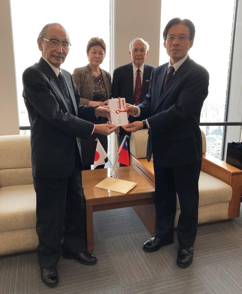 駐大阪辦事處陳處長代表接受大阪日華親善協會副會長吉村精仁捐助之花蓮賑災捐款