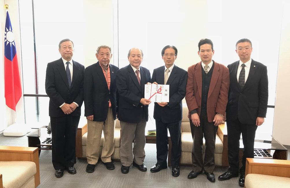 駐大阪辦事處陳處長（右三）與大阪中華總會會長洪里勝信（左三）、副會長何武雄（左二）等一行合影