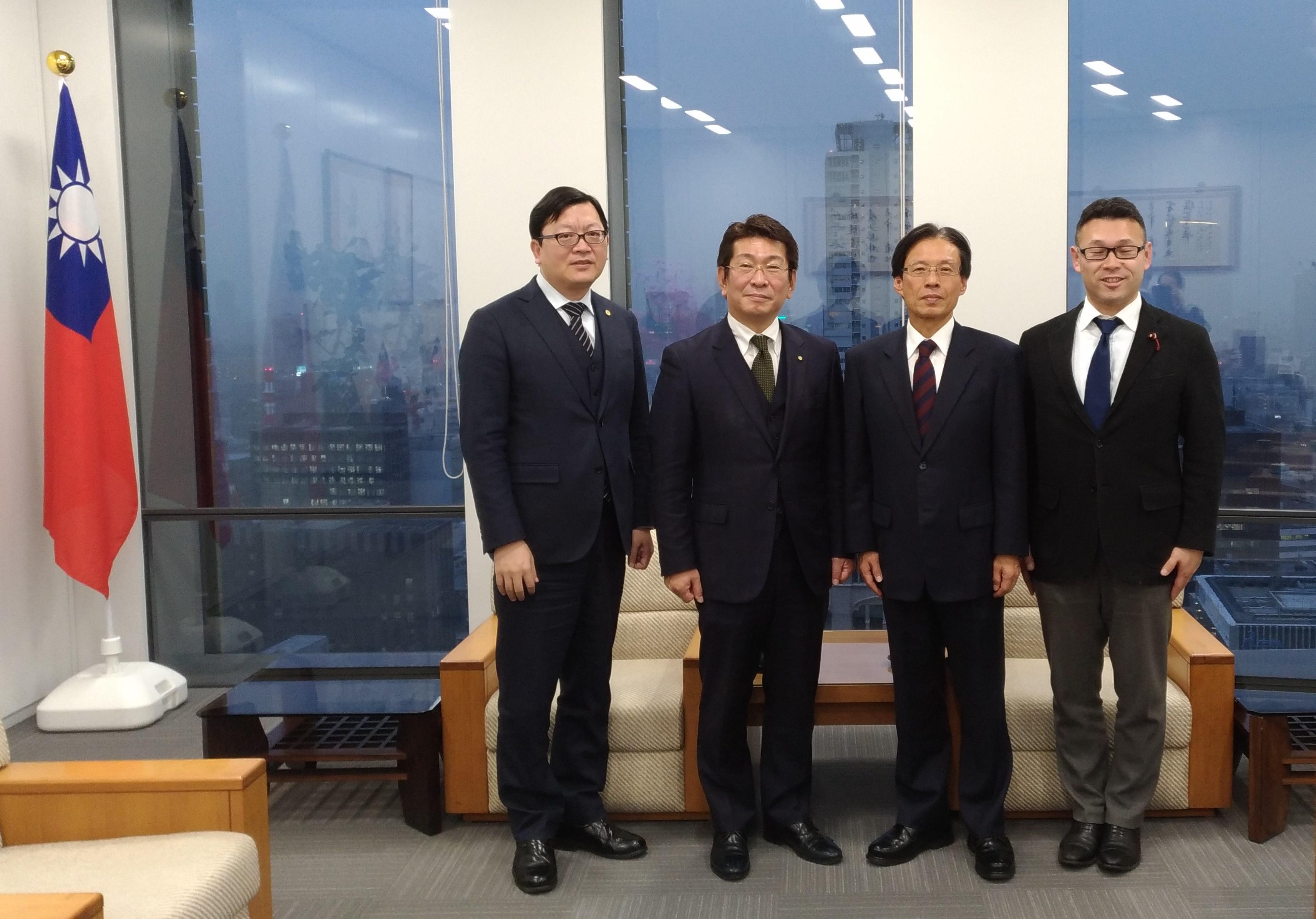 1.陳處長(右二)與名古屋市議連會長藤田和秀(左二)及市議員岩本崇宏(右一)合影