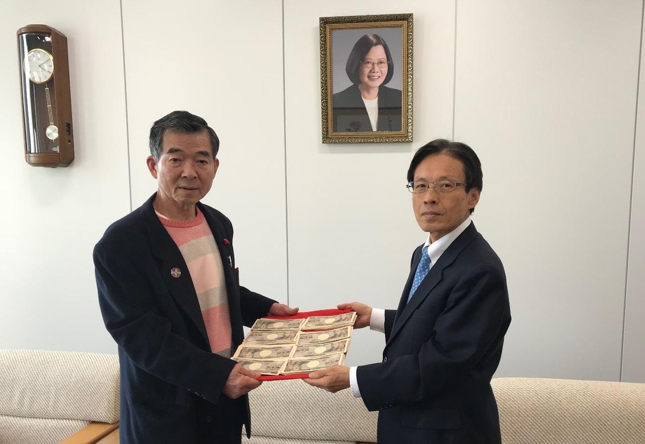 駐大阪辦事處陳處長接受大阪台灣同鄉會會長王坤保代表該會捐贈花蓮地震賑災款