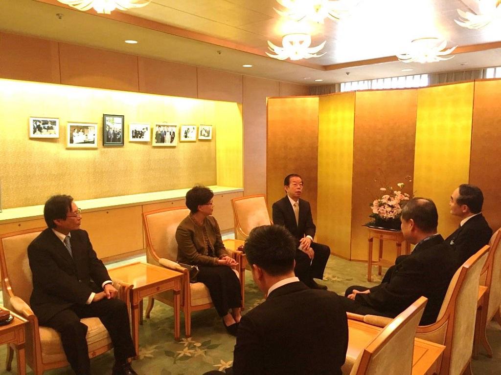 2. 謝代表(中) 與飯泉知事(右一)會談情形