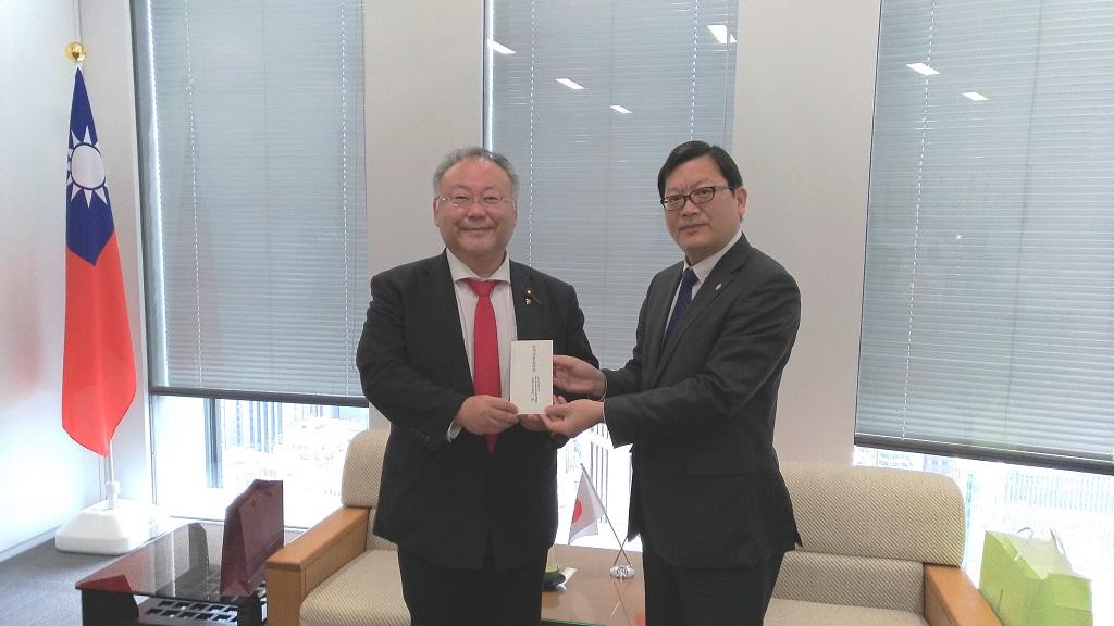 洪副處長接見岡山市‧新竹市友好都市議員連盟會長浦上雅彥（左）並接受花蓮賑災捐款