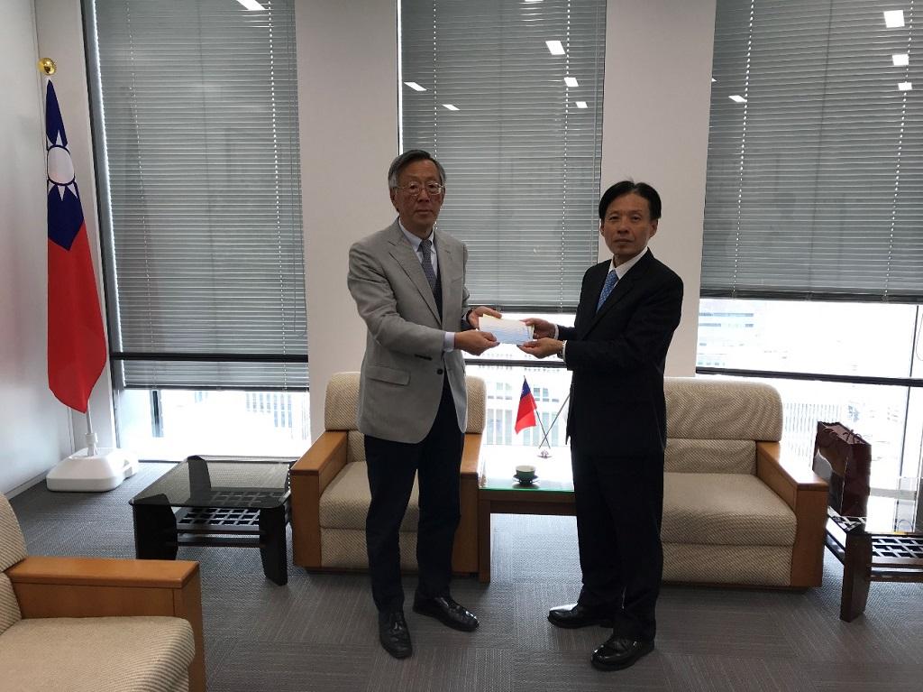 駐大阪辦事處陳處長訓養（右一）接受中華民國留日神戶華僑總會會長陸超（左一）致贈花蓮地震賑災款
