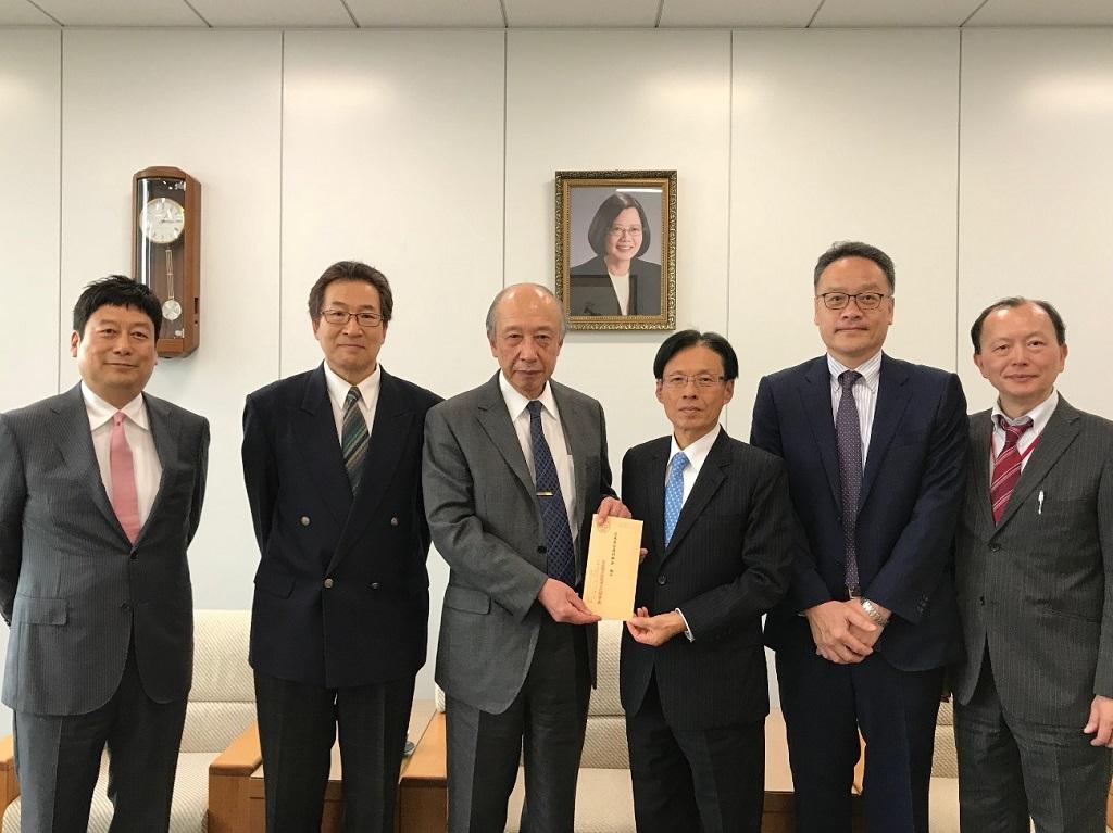 駐大阪辦事處陳處長訓養（右三）接受兵庫縣台灣同鄉會鄭會長正秀捐贈花蓮地震賑災款