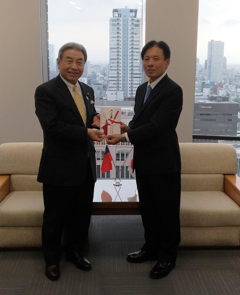 1.陳處長代表接受有田會長（左）花蓮賑災捐款