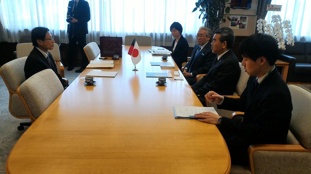 1.駐大阪辦事處陳處長訓養(左)與廣島大學越智光夫校長(右2)會談照