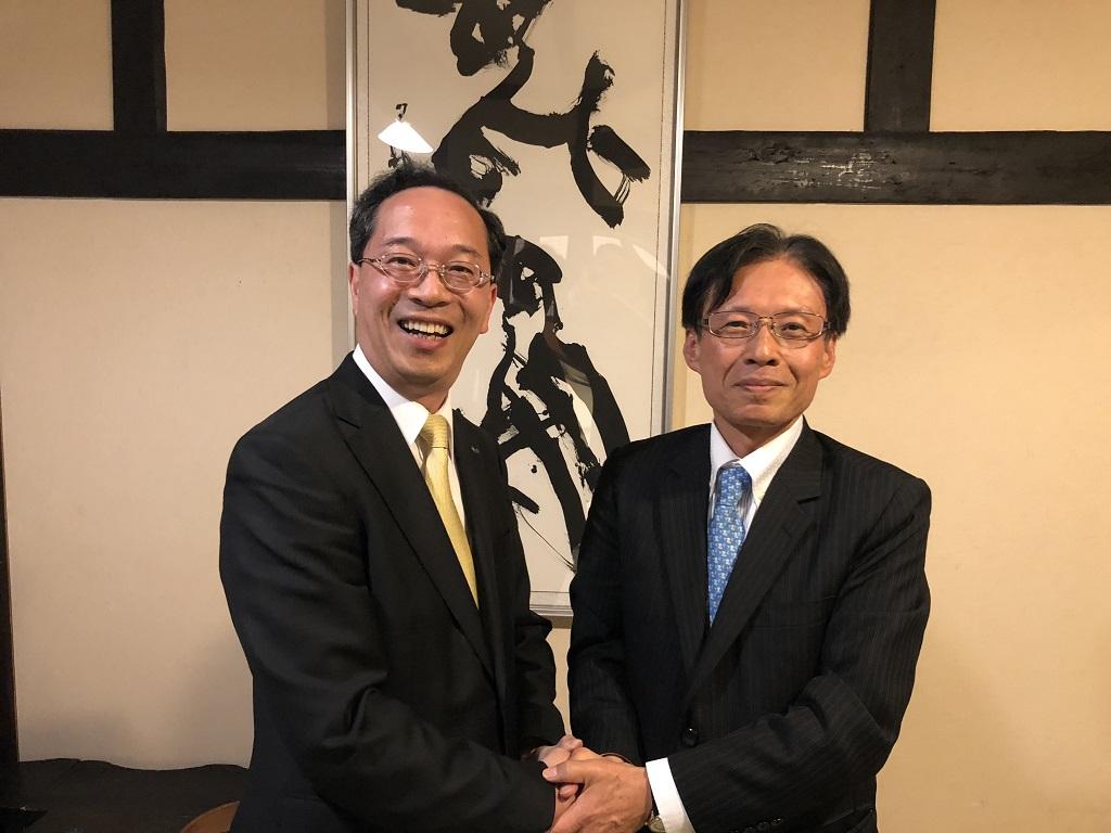 駐大阪辦事處陳處長拜會飛驒市長都竹淳也(左)