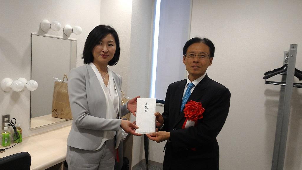 2.駐大阪辦事處陳處長訓養代表接受神戶學園蔣總長惠萍致贈花蓮地震善款