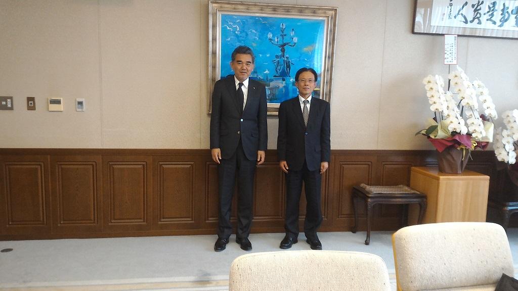 2.駐大阪辦事處陳處長訓養(右)與廣島大學越智光夫校長(左)合影