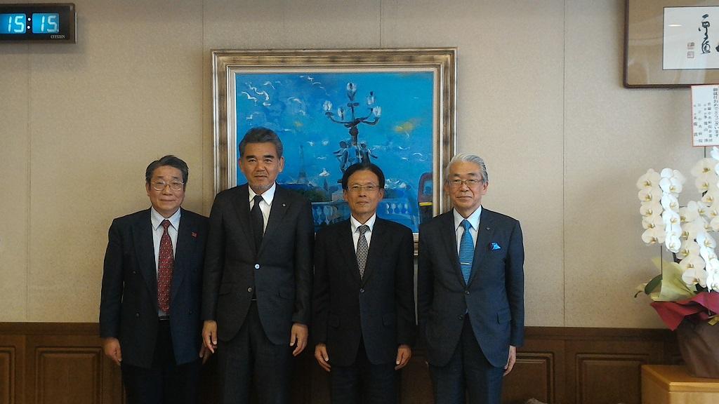 3.駐大阪辦事處陳處長訓養(右2)與廣島大學越智光夫校長(左2)、佐藤利行副校長(左1)合影