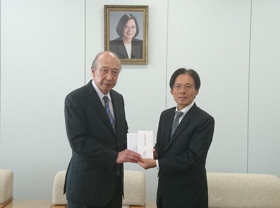 駐大阪辦事處陳處長訓養接受兵庫縣台灣同鄉會鄭會長正秀捐贈花蓮地震賑災款