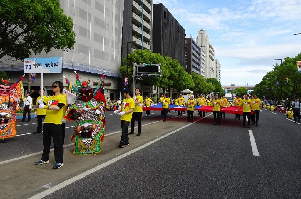 2.參加神戶祭我遊行隊伍一景