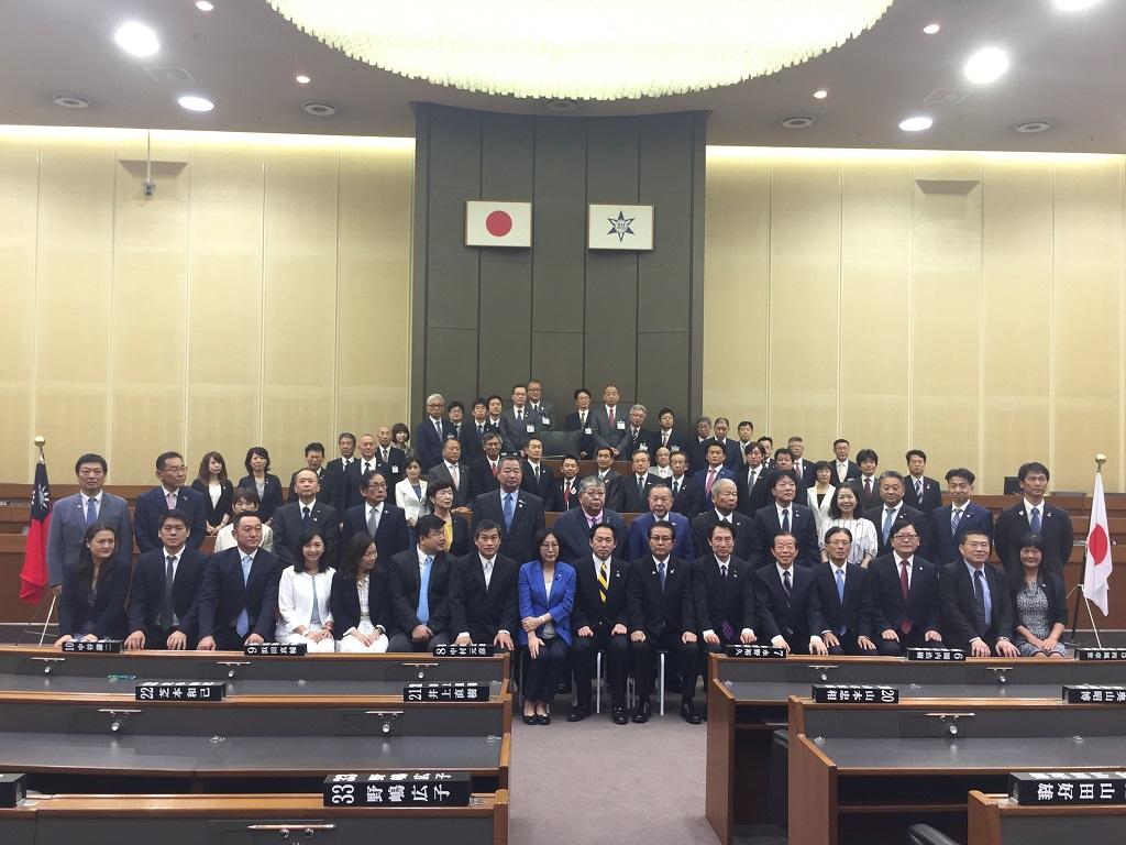 2. 謝代表(右5)、陳處長(右4)、康議長(左8）等紀念照