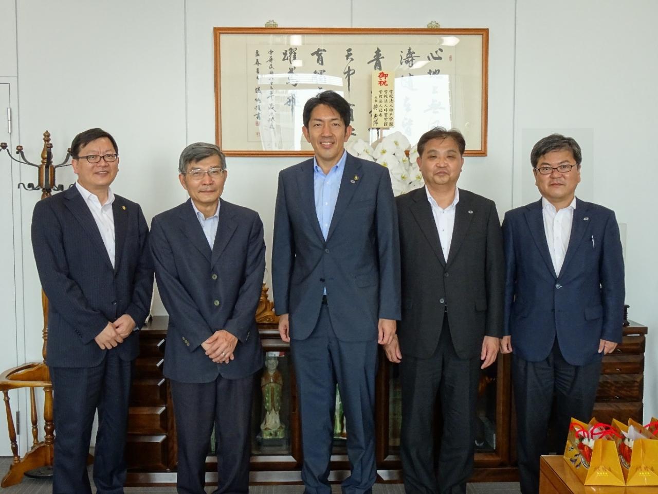 蘇處長（左二）與松原市長澤井宏文（中）、副市長太田敏（右二）及市民協働部長坂野徹也（右一）合影