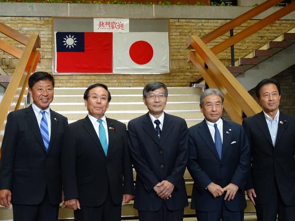 1.蘇處長(中央)與高知縣議會副議長坂本孝幸 (左二) 、縣議員久保博道 (右一) 、高知縣日台親善協會會長有田憲一 (右二) 及理事長森田英二 (左一)於縣議會大廳合影