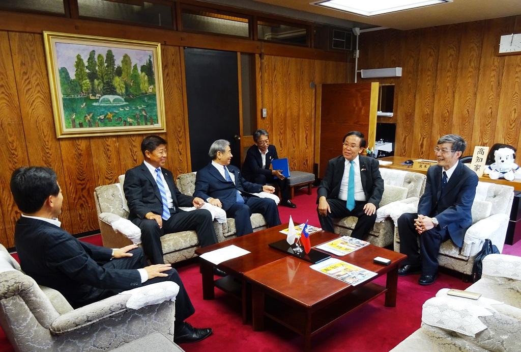 2.蘇處長(右一)拜會坂本孝幸副議長(右二)