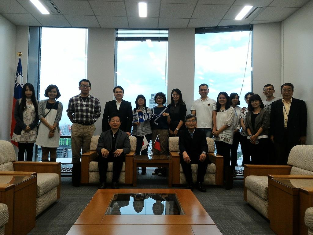 駐大阪辦事處蘇處長啟誠(前排座者右一)與政治大學師生訪日團合影