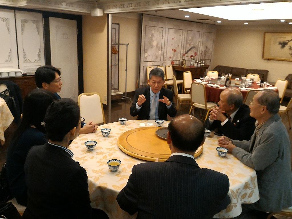  1.教育部國際司畢祖安司長向大阪中華學校人員說明華語教師派遣座談一景