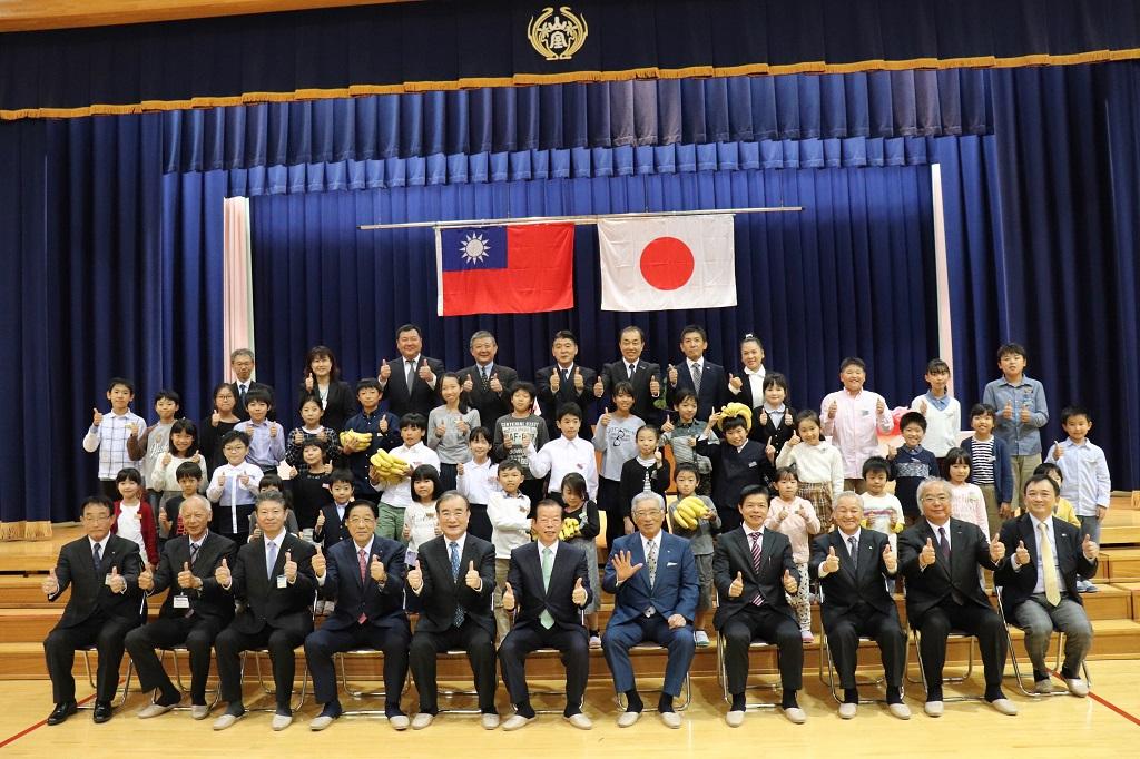 1.訪團於受贈儀式與學童合影