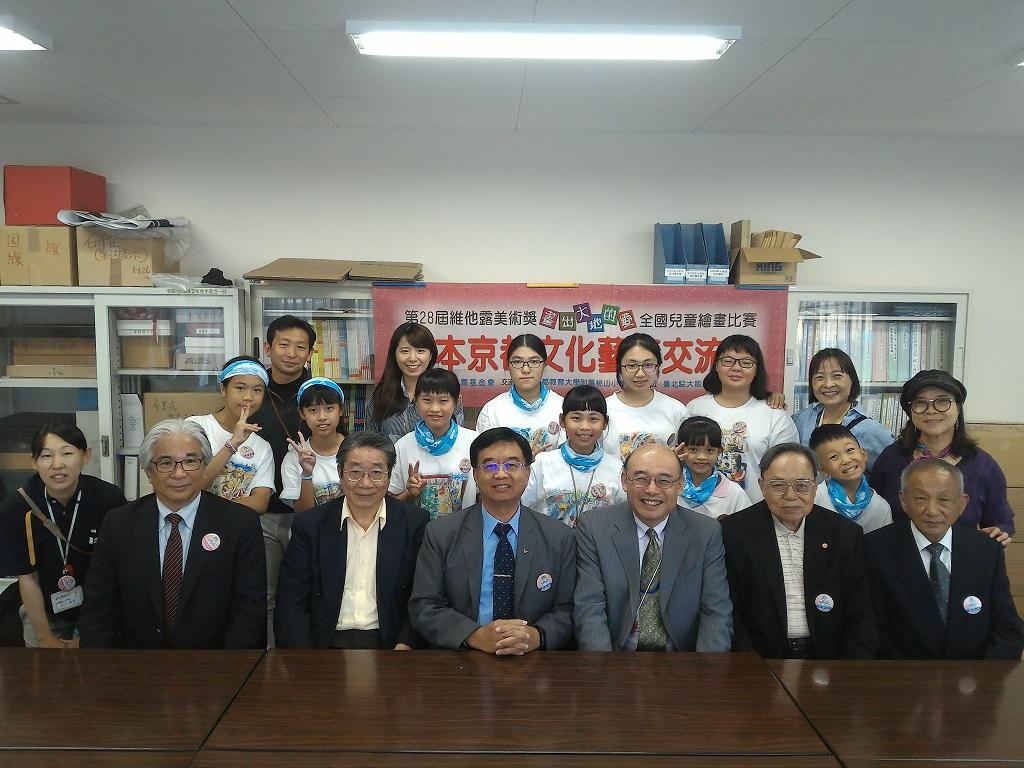維他露兒童美術獎得獎學生訪日團(侯至祥團長前排中)與桃山小學校香川貴志校長(前排右三)合影。