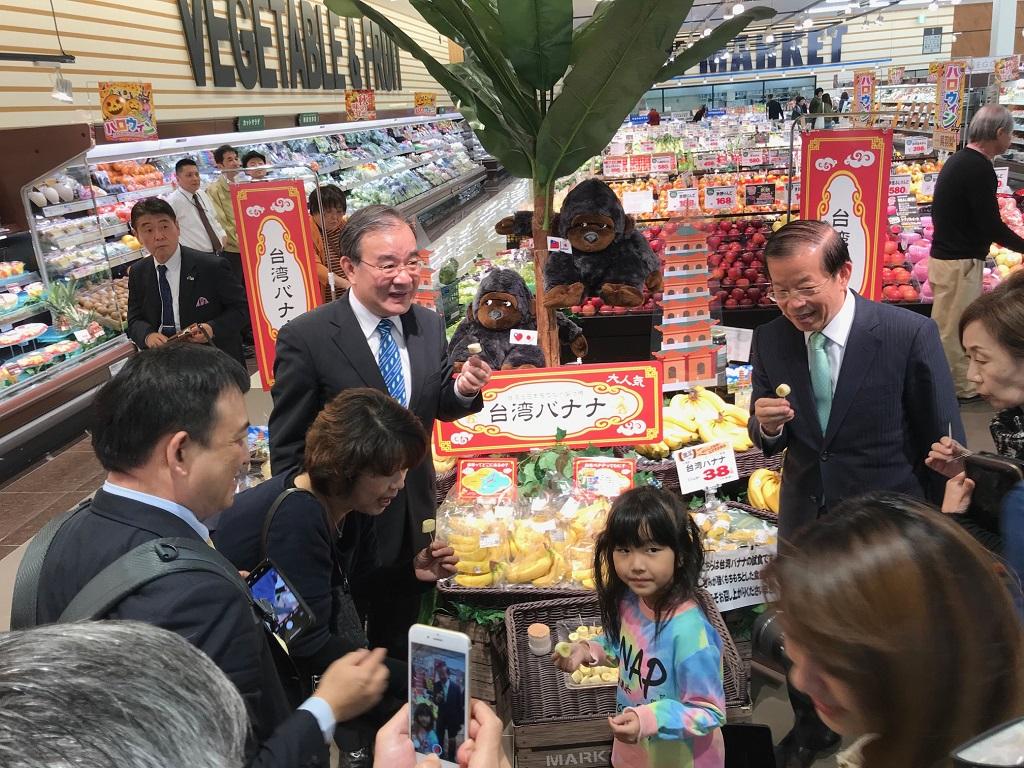 2.謝大使、胡署長等在「大阪屋」推廣台灣香蕉
