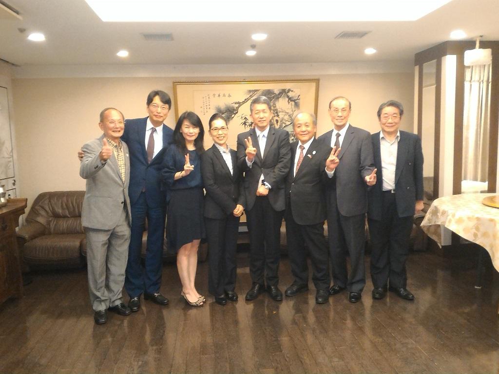  2.駐大阪辦事處張仁久公使左二兼處長與出席餐會者合影