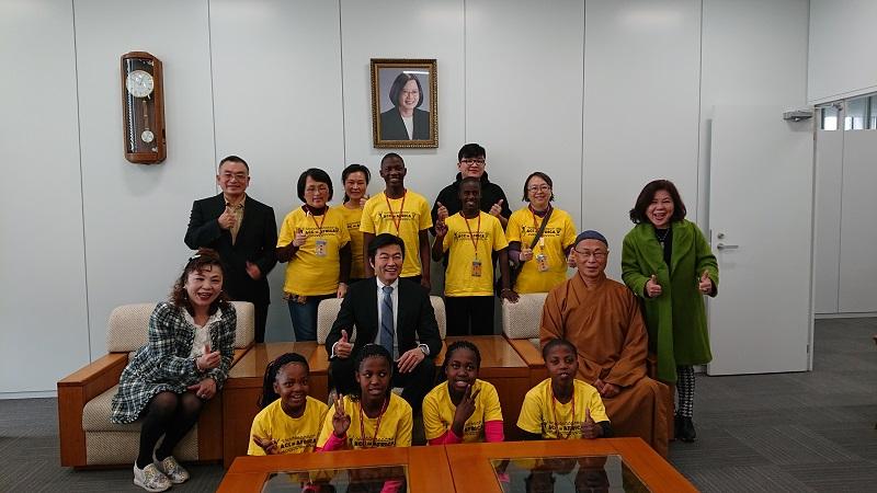 阿彌陀佛關懷中心(ACC)拜會駐大阪辦事處(中排坐者由左至右：謝美香理事長、李世丙處長、慧禮法師、深小青副理事長)