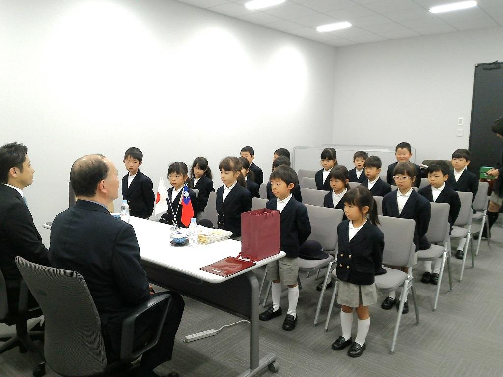 2.大阪府橋波幼兒舍園童歌唱表演一景