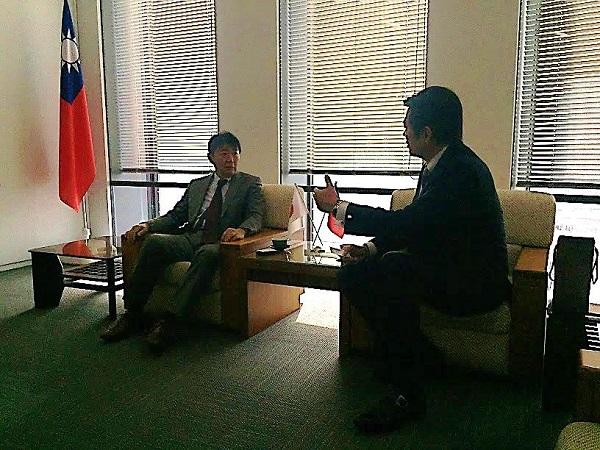 李處長(右)、杉本支社長(左)