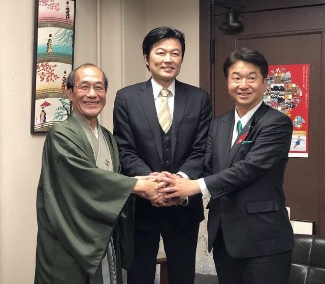 本處李處長（中）與門川市長（左）及寺田議長（右）合影