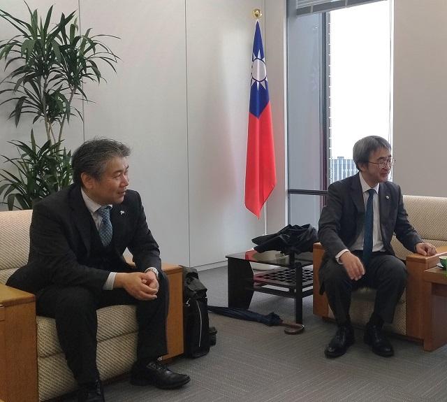 愛媛縣大阪事務所長菊池薰(右)及次長仙波元衛(左)