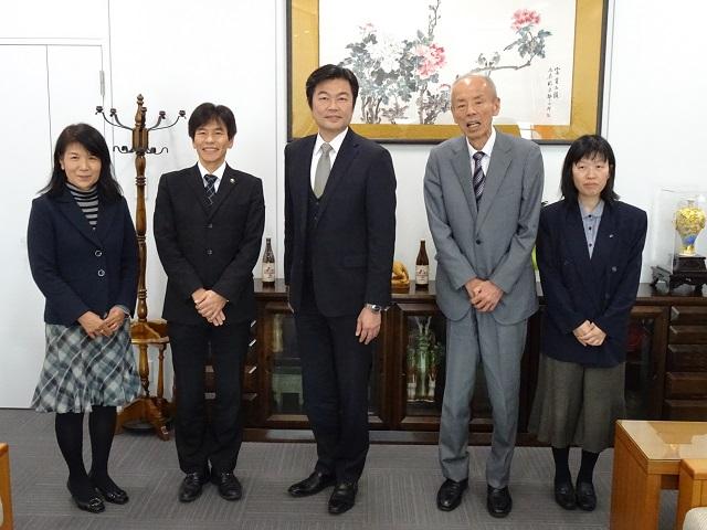 本處李處長(中) 與大阪府河內長野市長島田智明(左二) 及該市國際交流協會會長山本明彥(右二) 等人合影