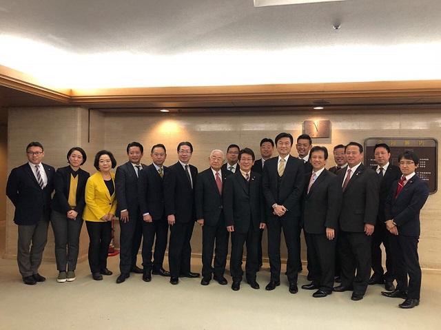 本處李處長（右前四）與名古屋市議會藤田和秀議員（右前五）及議員們合影