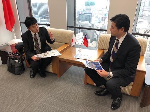 本處李處長（右）與戶梶事務局長（左）晤談