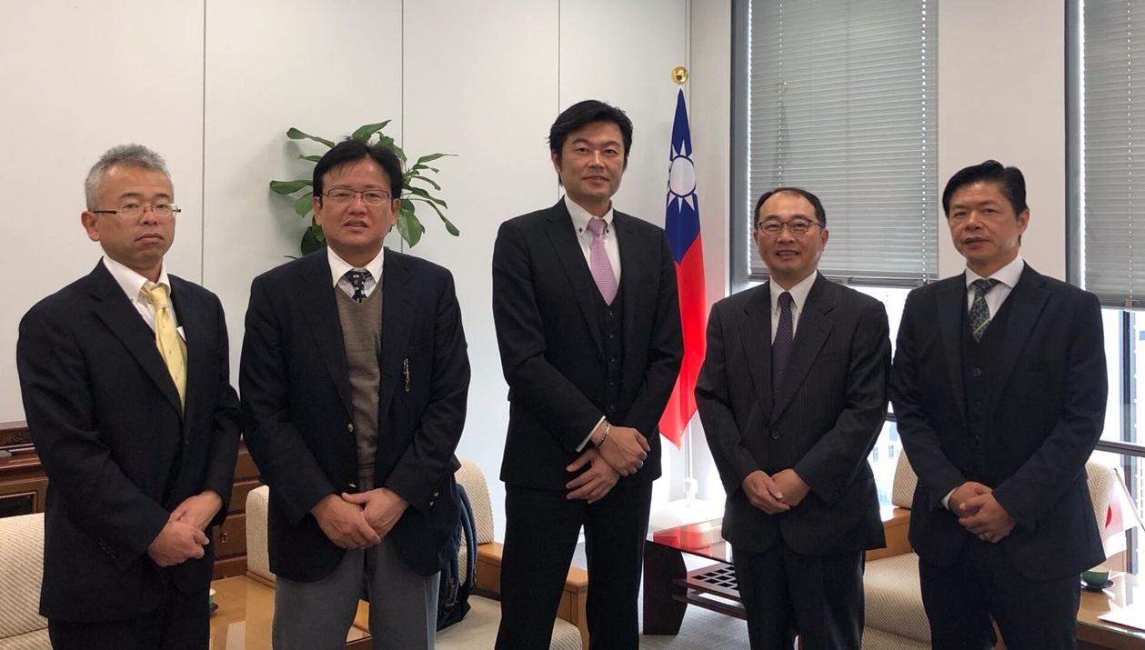 李處長(中)與稻葉社長(右二)等合照