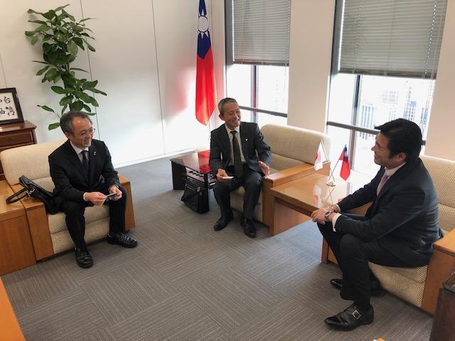 李處長(右)與三重縣關西事務所長辻日出夫(中)及次長川北敏(左)會談